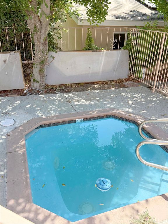 Image 5 of property listing at 8744 Darby Avenue 14, Northridge, CA 91325