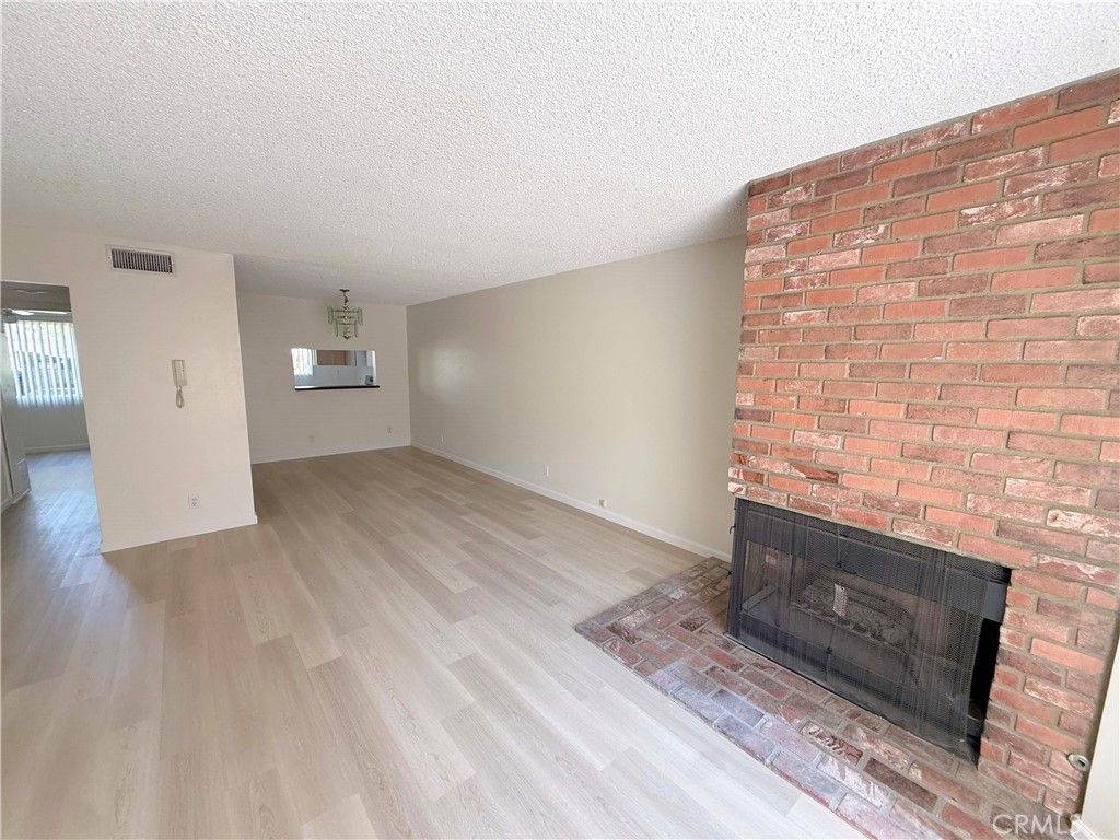 Image 6 of property listing at 8744 Darby Avenue 14, Northridge, CA 91325