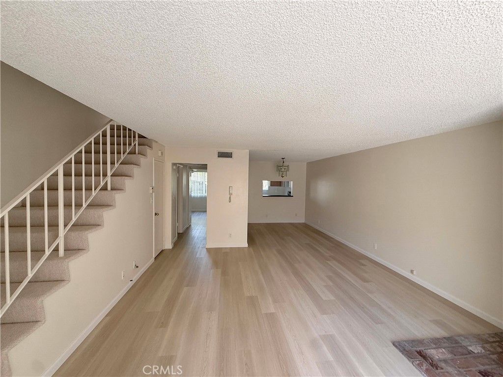 Image 7 of property listing at 8744 Darby Avenue 14, Northridge, CA 91325