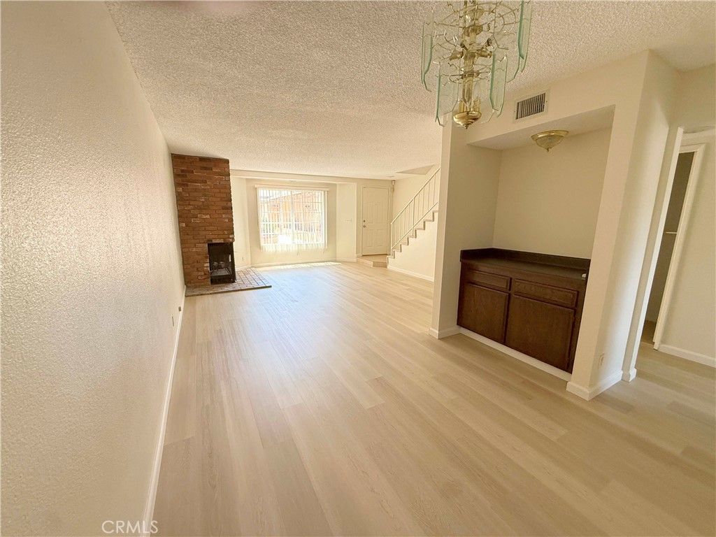 Image 8 of property listing at 8744 Darby Avenue 14, Northridge, CA 91325