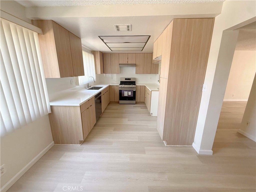 Image 9 of property listing at 8744 Darby Avenue 14, Northridge, CA 91325