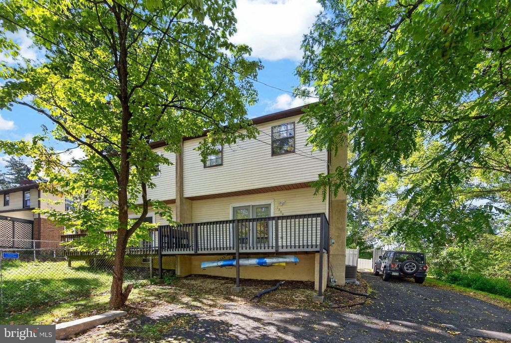 1704 PENNSYLVANIA AVE, Oreland, PA 19075