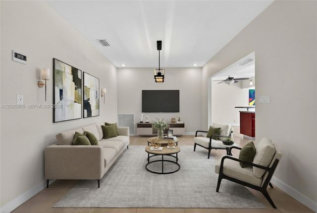 10407 NW 5th St, Plantation, FL 33324