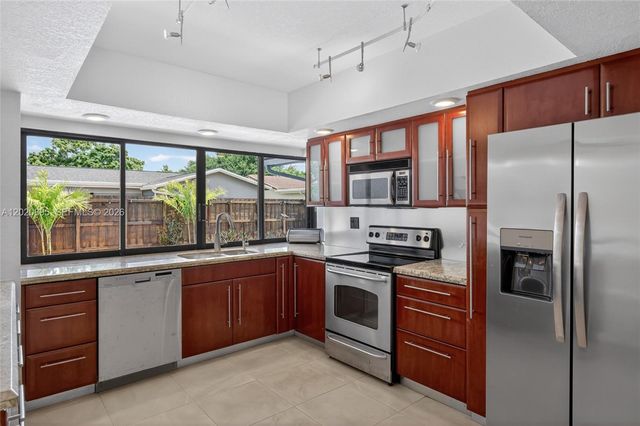 10407 NW 5th St, Plantation, FL 33324