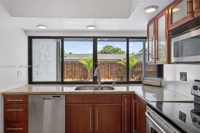10407 NW 5th St, Plantation, FL 33324