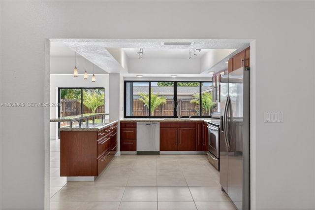 10407 NW 5th St, Plantation, FL 33324
