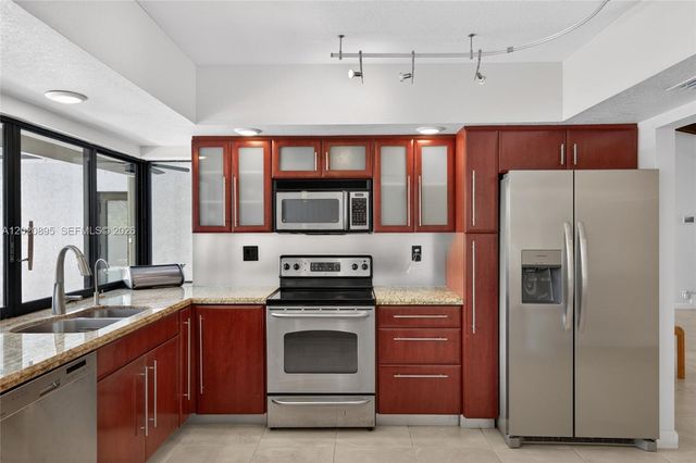 10407 NW 5th St, Plantation, FL 33324
