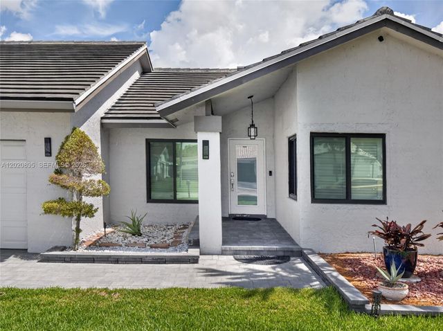 10407 NW 5th St, Plantation, FL 33324