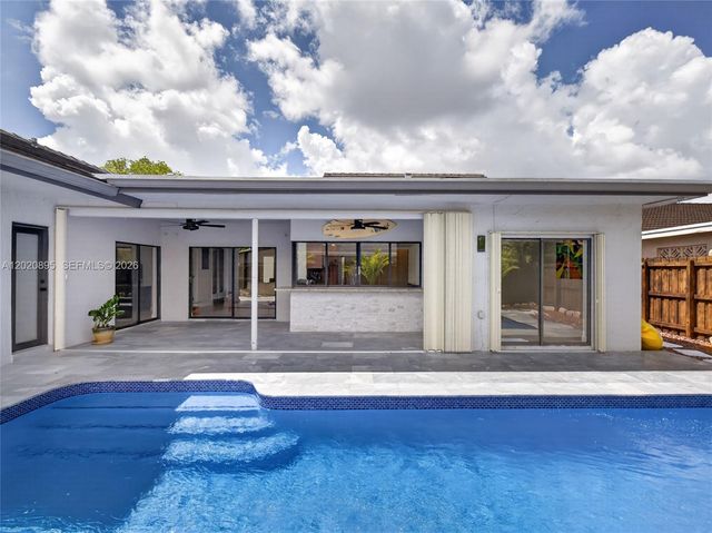 10407 NW 5th St, Plantation, FL 33324