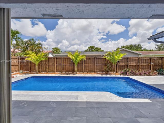 10407 NW 5th St, Plantation, FL 33324