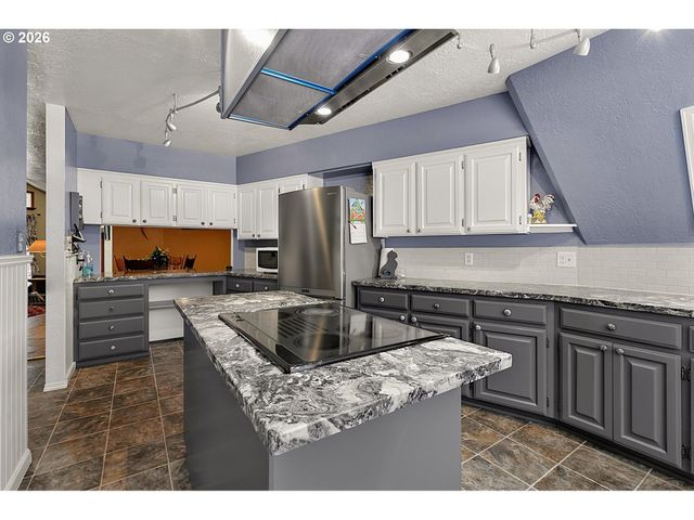 41743 DEERHORN Rd, Springfield, OR 97478