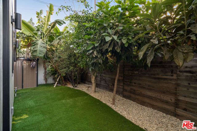 3909 W Exposition Boulevard, Los Angeles, CA 90016