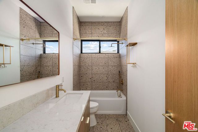 3909 W Exposition Boulevard, Los Angeles, CA 90016