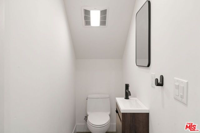 3909 W Exposition Boulevard, Los Angeles, CA 90016