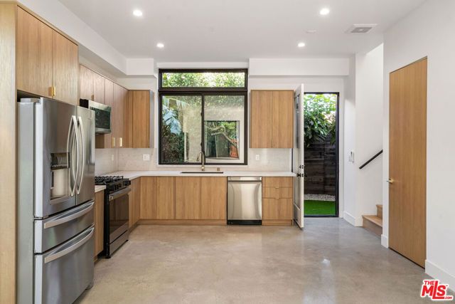 3909 W Exposition Boulevard, Los Angeles, CA 90016