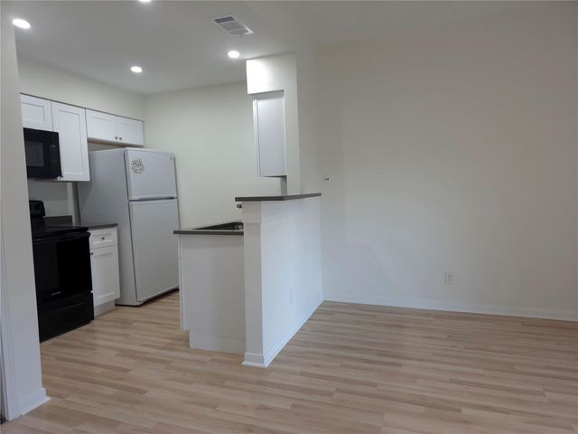 3111 Tom Green ST 207, Austin, TX 78705