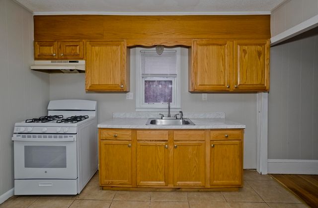 36 Daniel St, Springfield, MA 01151