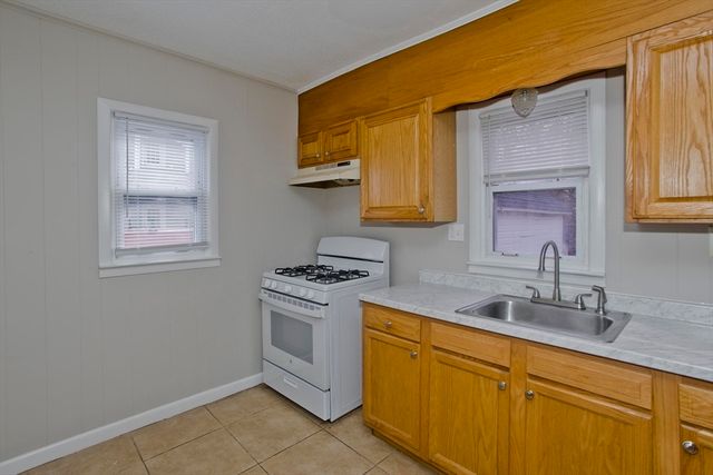 36 Daniel St, Springfield, MA 01151