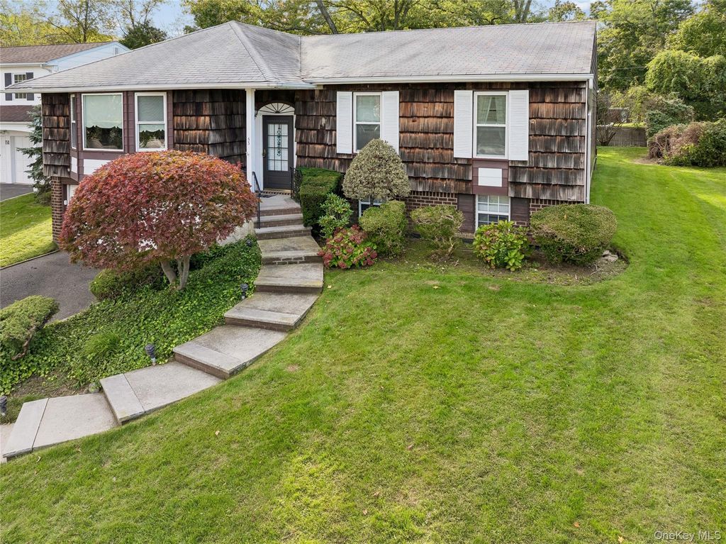 53 Carriage Road, Roslyn, NY 11576 — photo 3