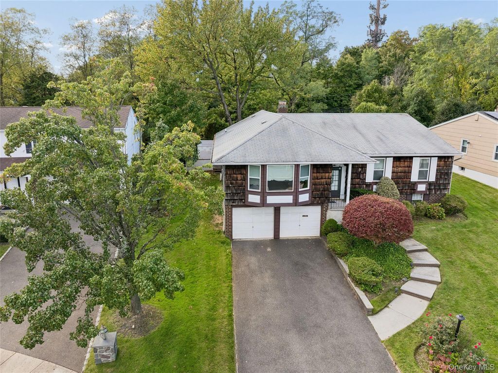 53 Carriage Road, Roslyn, NY 11576 — photo 4