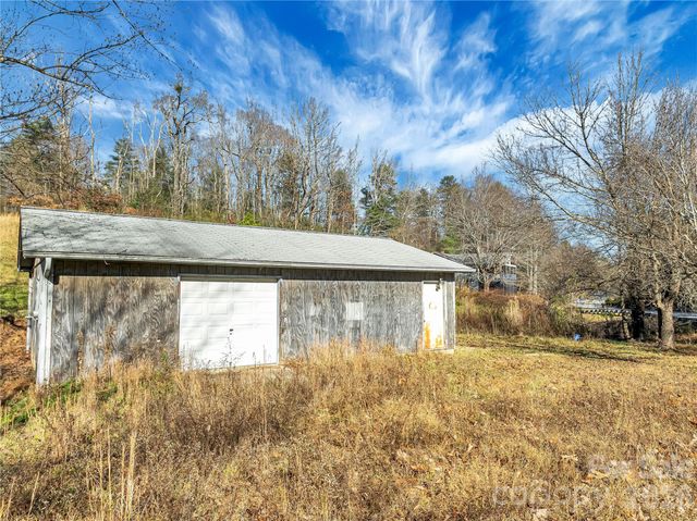 283 Ozone Drive, Saluda, NC 28773