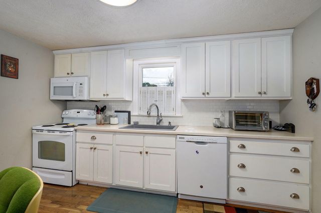 1944 South Farm Road 133, Springfield, MO 65807
