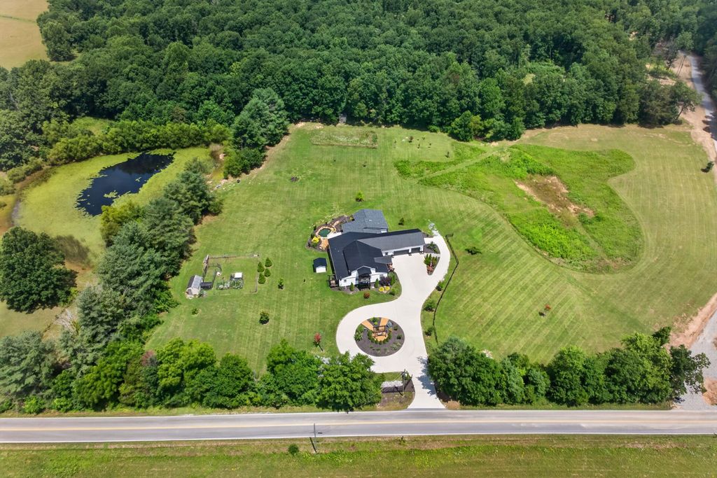 3358 Plateau Rd, Crossville, TN 38571