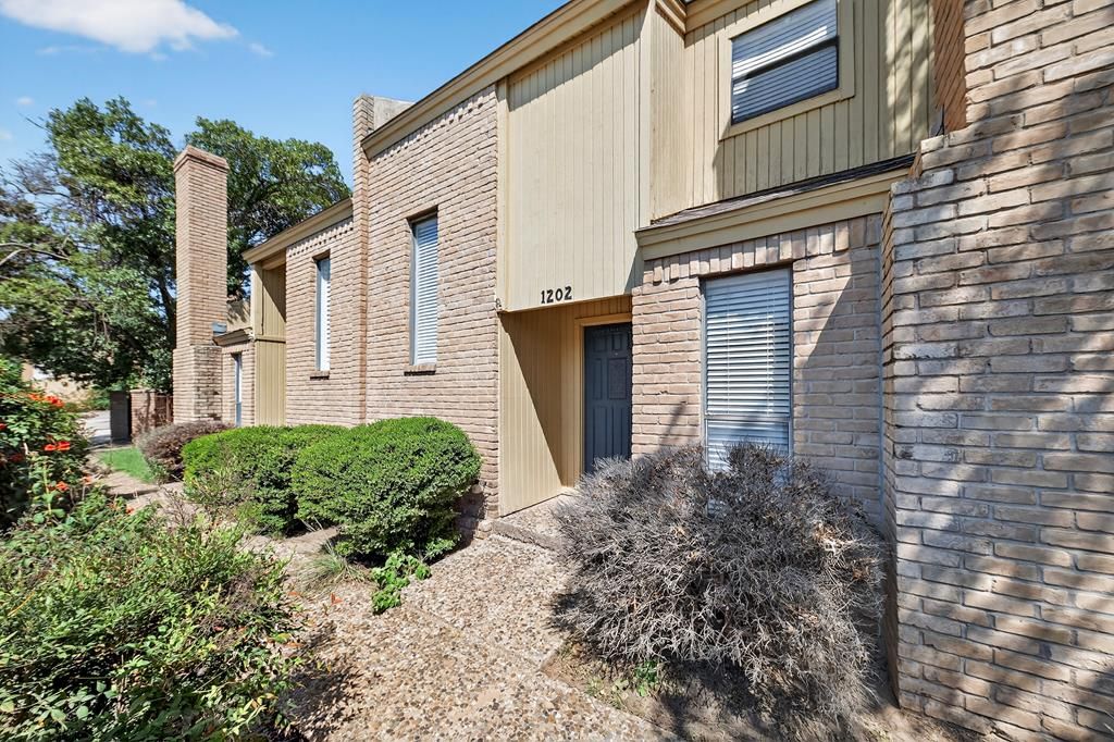 1202 W Scharbauer Dr, Midland, TX 79705
