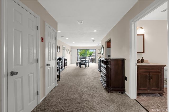 41 Cambridge Drive W, Copiague, NY 11726