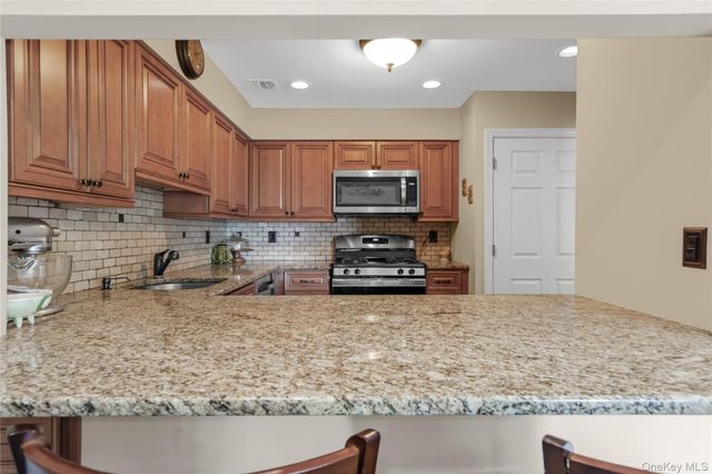 41 Cambridge Drive W, Copiague, NY 11726