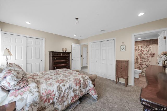 41 Cambridge Drive W, Copiague, NY 11726