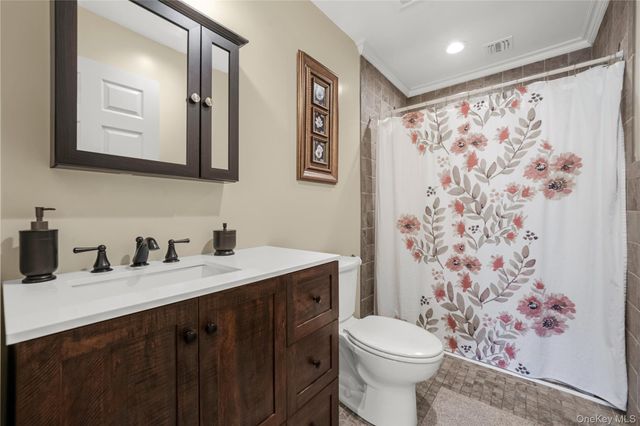 41 Cambridge Drive W, Copiague, NY 11726