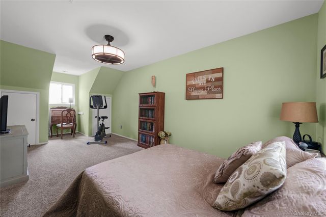 41 Cambridge Drive W, Copiague, NY 11726