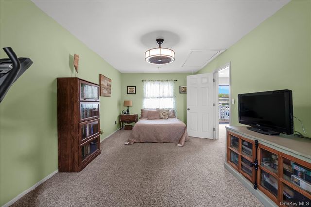 41 Cambridge Drive W, Copiague, NY 11726
