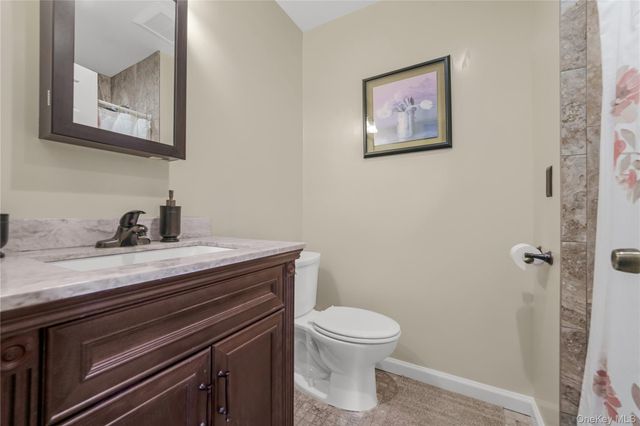 41 Cambridge Drive W, Copiague, NY 11726