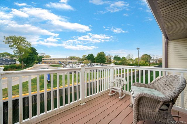 41 Cambridge Drive W, Copiague, NY 11726