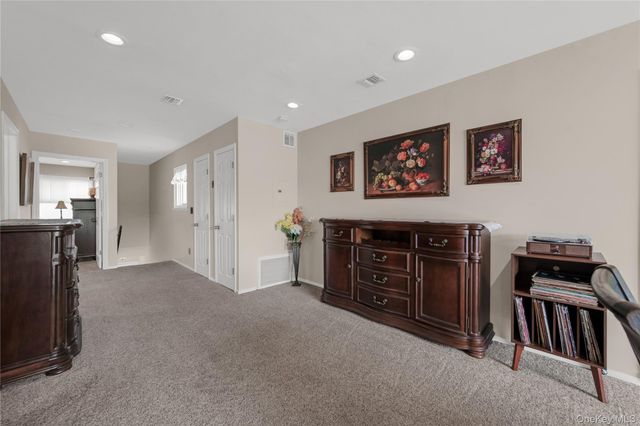 41 Cambridge Drive W, Copiague, NY 11726