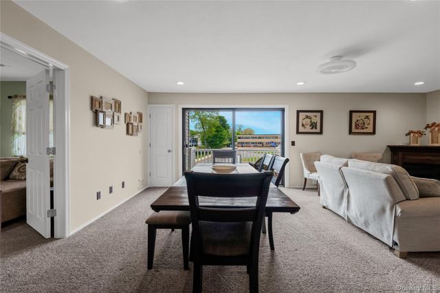 41 Cambridge Drive W, Copiague, NY 11726