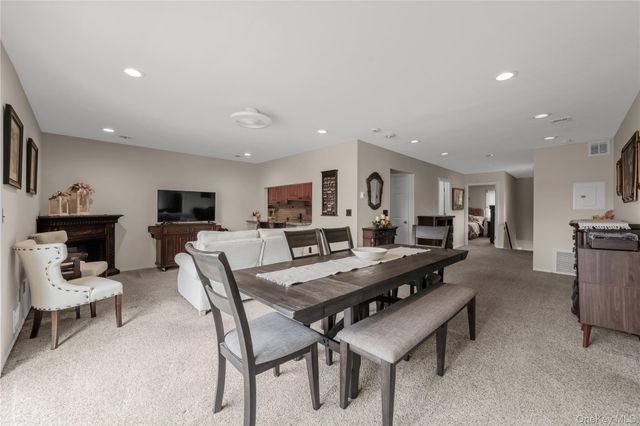 41 Cambridge Drive W, Copiague, NY 11726