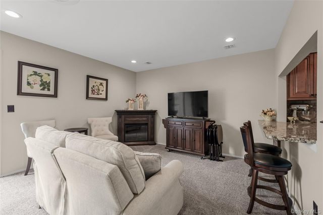 41 Cambridge Drive W, Copiague, NY 11726