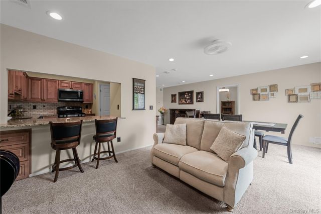 41 Cambridge Drive W, Copiague, NY 11726
