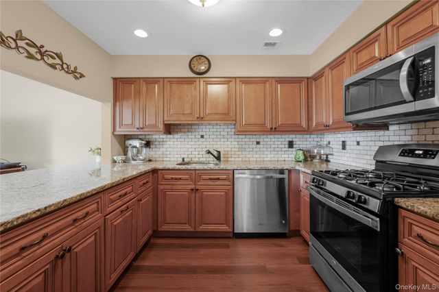41 Cambridge Drive W, Copiague, NY 11726