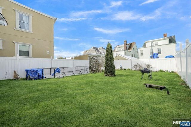 352 12th Street, Newark, NJ 07107