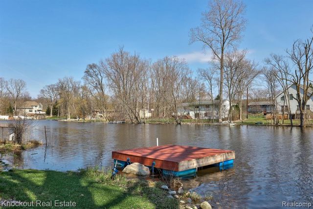 5936 Wellington Drive, Clarkston, MI 48346