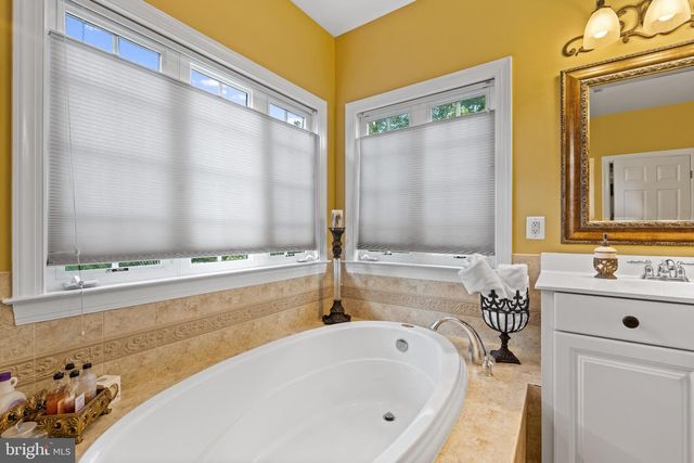 42586 UNBRIDLEDS SONG PL, Chantilly, VA 20152