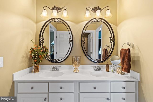 42586 UNBRIDLEDS SONG PL, Chantilly, VA 20152
