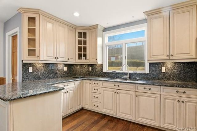 111 Schneider Lane, Hauppauge, NY 11788