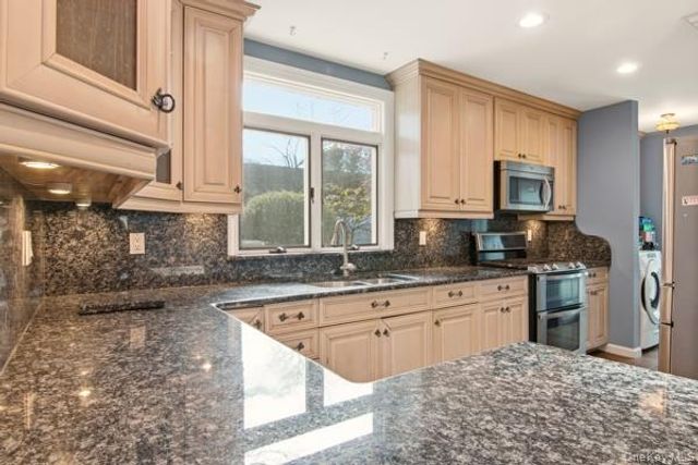 111 Schneider Lane, Hauppauge, NY 11788