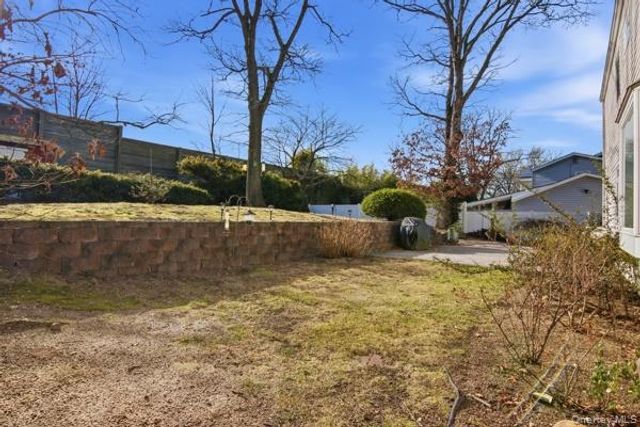 111 Schneider Lane, Hauppauge, NY 11788