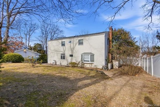 111 Schneider Lane, Hauppauge, NY 11788